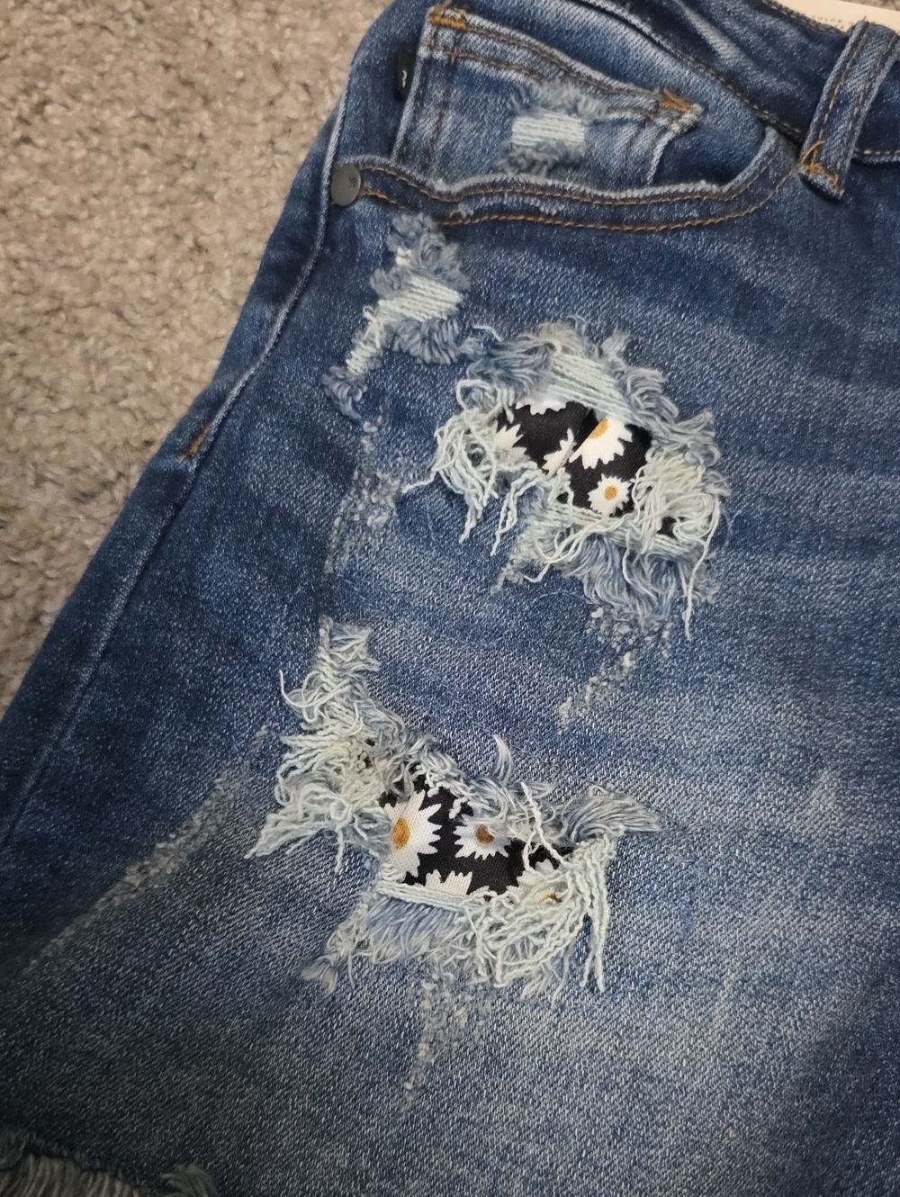 Judy Blue Daisy Patch Distressed Frayed Hem High Waist Shorts Sz Medium - Picture 3 of 12